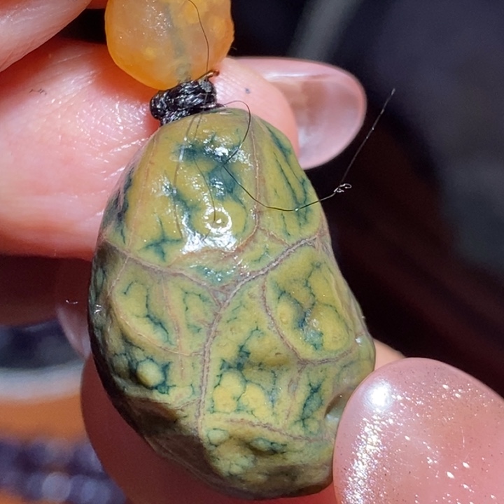 花岗石只买单纯的吊坠，没带链子，属的性质。