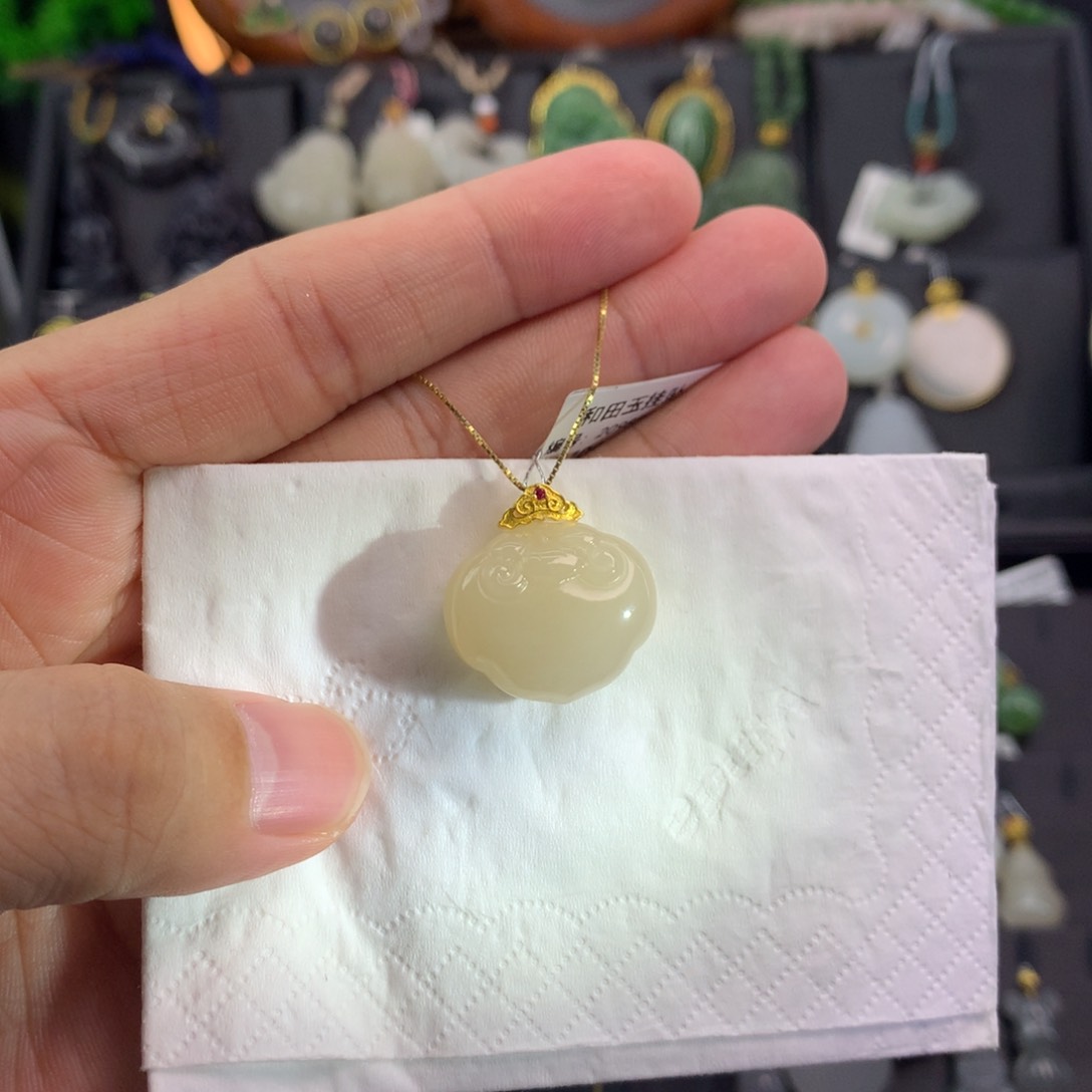 和田玉吊坠18K金镶嵌