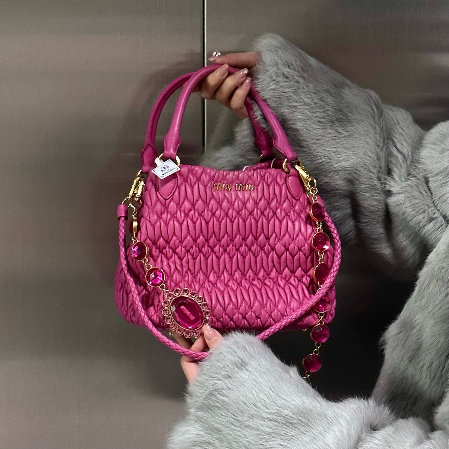 95新 MIU MIU/缪缪 miumiu 玫粉色彩钻小号菜篮子斜挎包