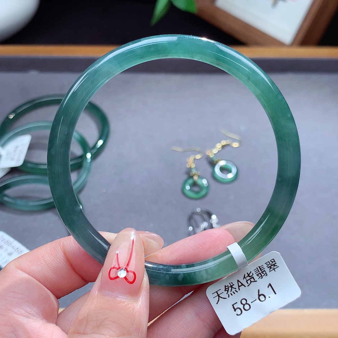 翡翠手镯（圆镯）未镶嵌