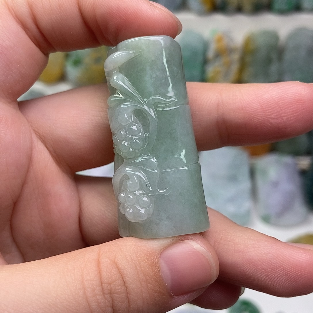 翡翠未镶嵌吊坠(赠链)