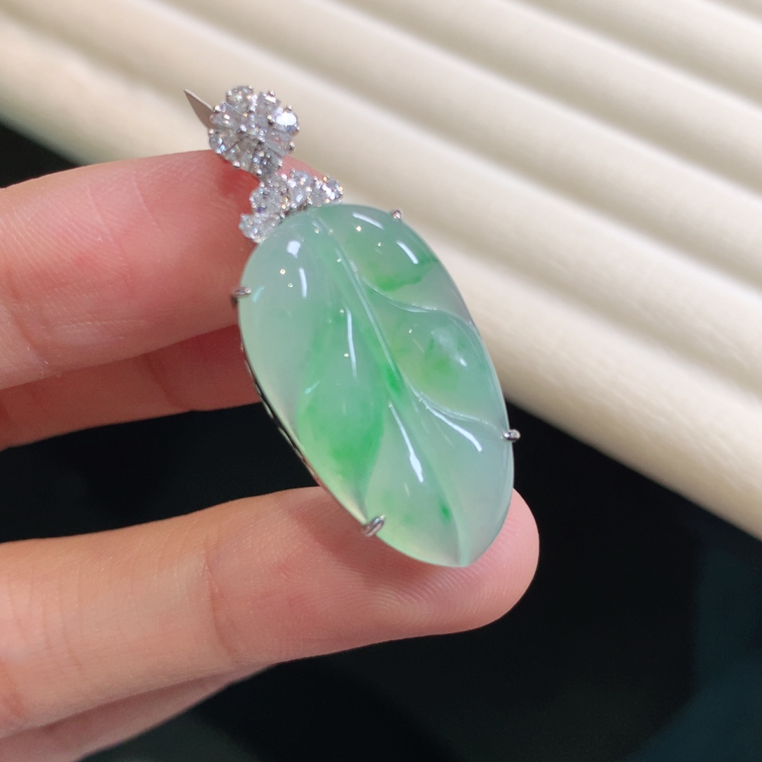 翡翠颈饰18K金镶嵌叶子