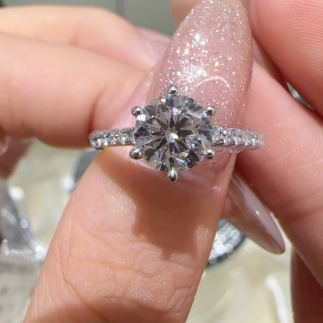 实验室培育钻石铂Pt950镶嵌星光白月光1卡