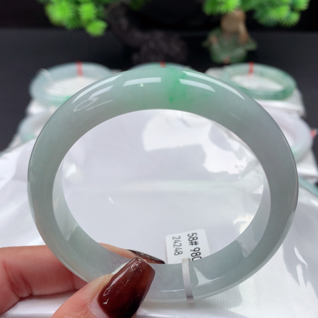 翡翠手镯未镶嵌 正圈58 晴底飘绿