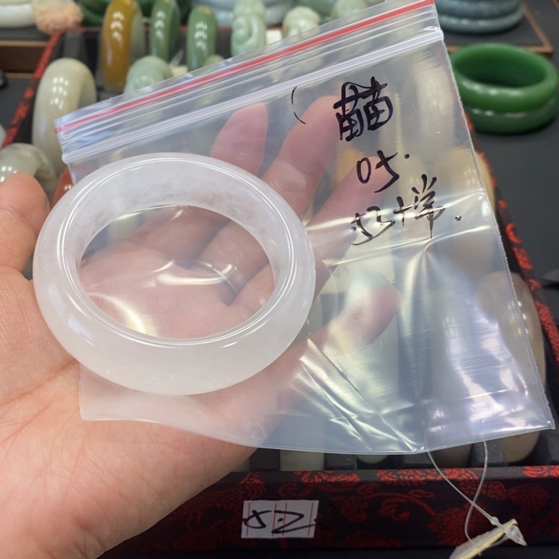 ****苗石英质玉手镯未镶嵌