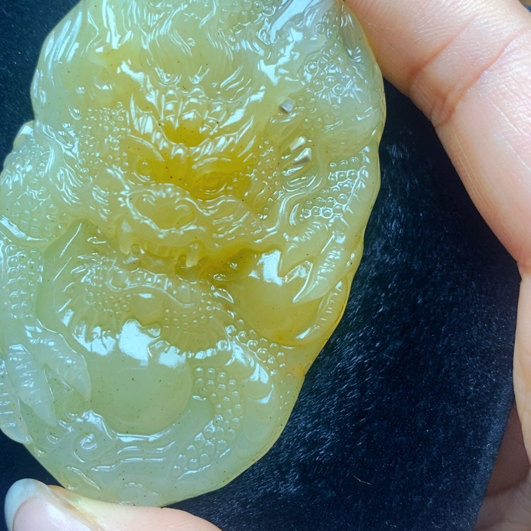 未镶嵌石英质玉（黄龙玉）颈饰