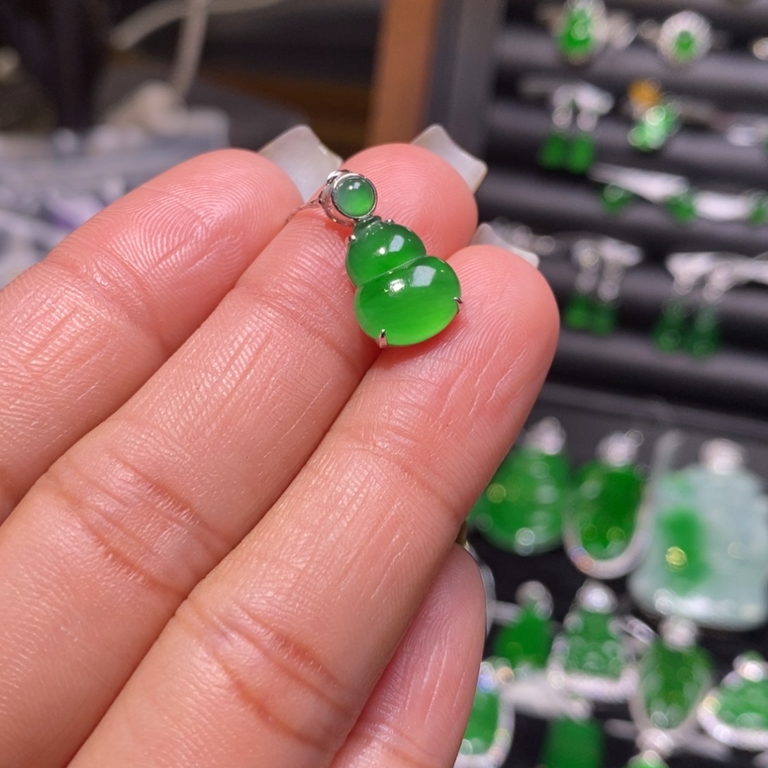 翡翠戒指18K金镶嵌葫芦吊坠