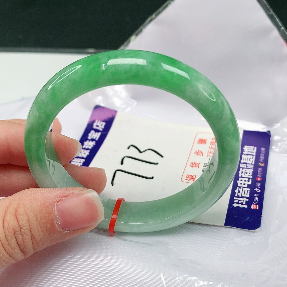 翡翠手镯未镶嵌翡翠