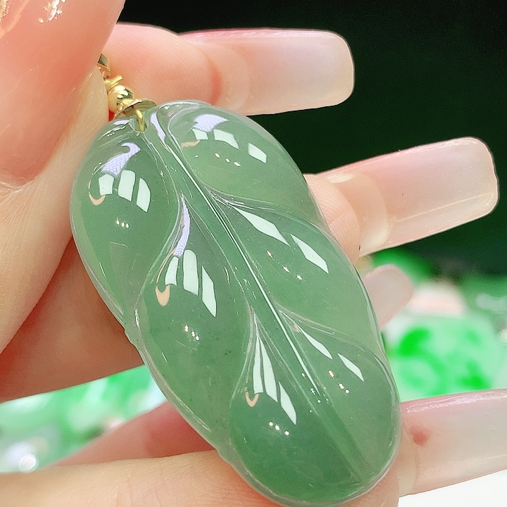 翡翠未镶嵌颈饰多样性发其一