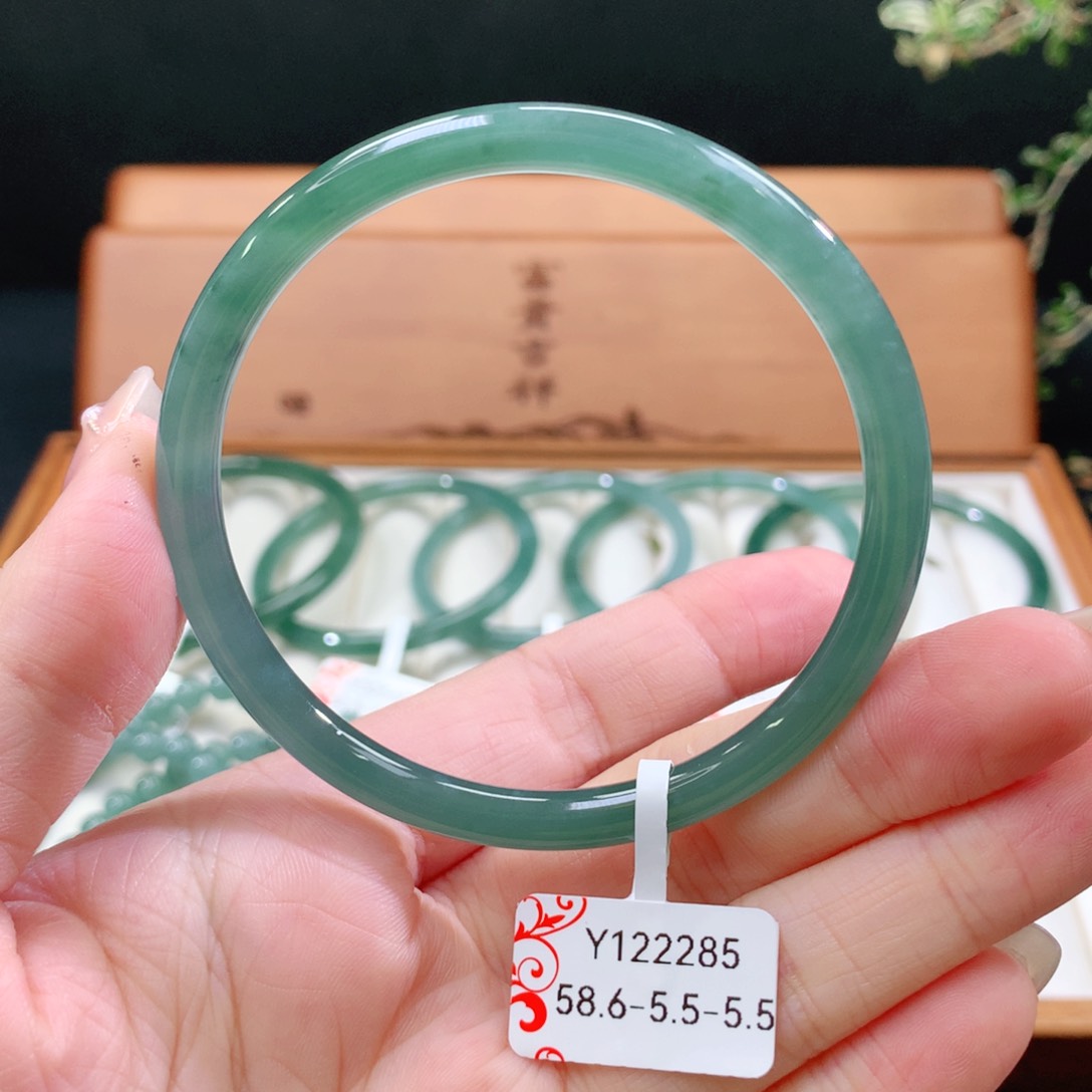 翡翠手镯未镶嵌天然