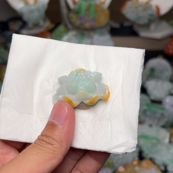 翡翠未镶嵌颈饰听**雨吊坠