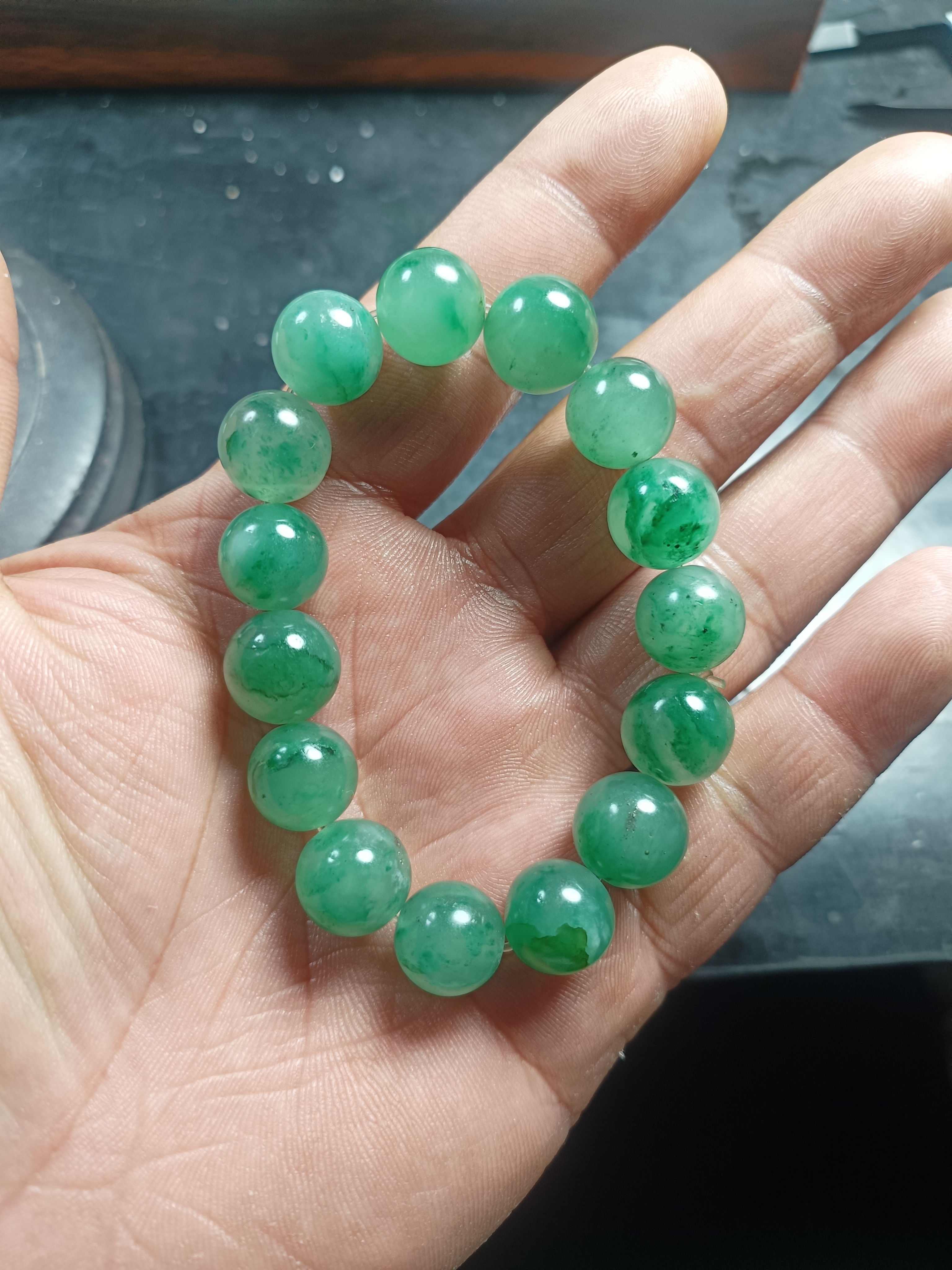 非洲翠石英质玉挂件