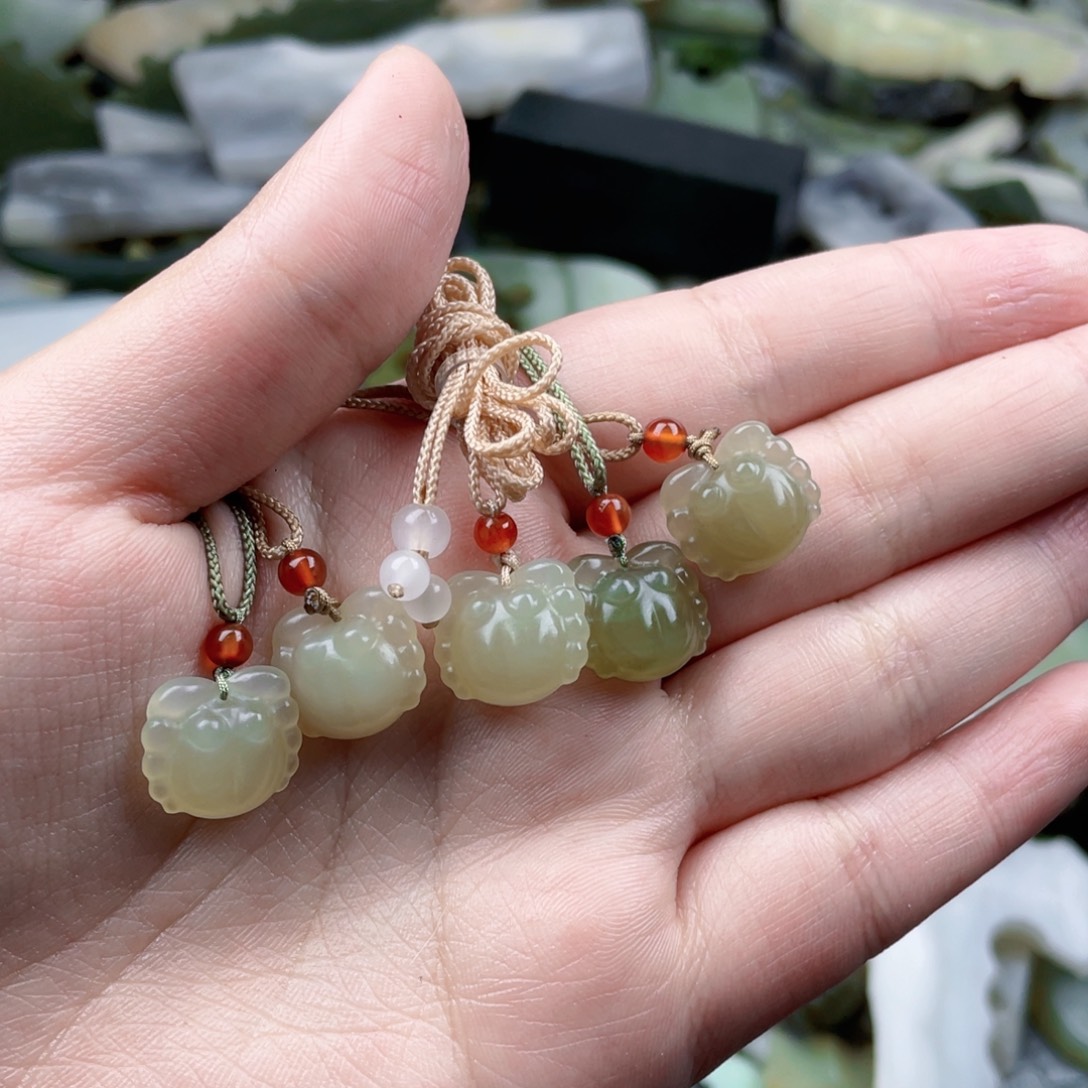 和田玉未镶嵌珠宝半成品随机发其一