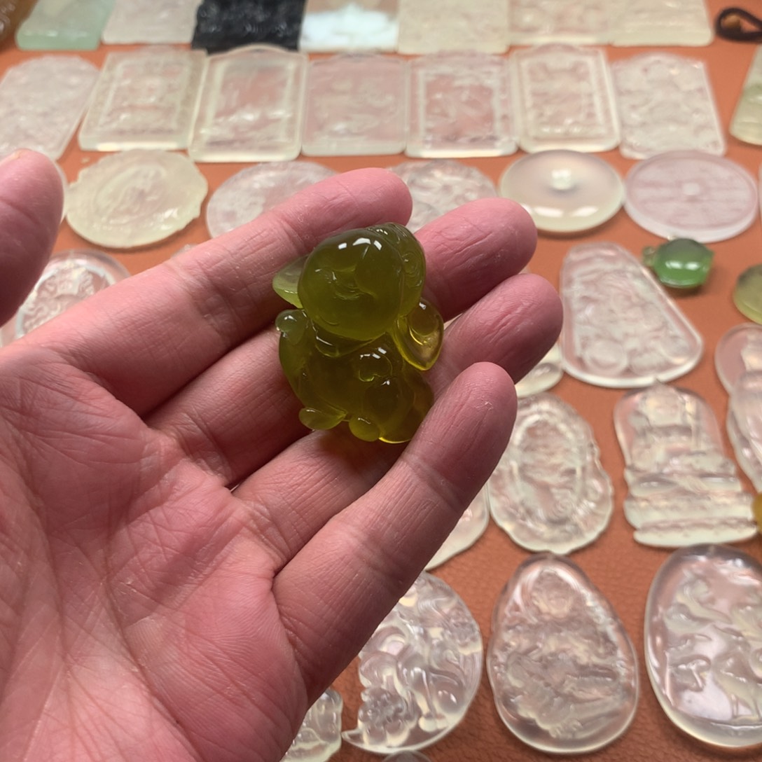 蛇纹石玉颈饰未镶嵌