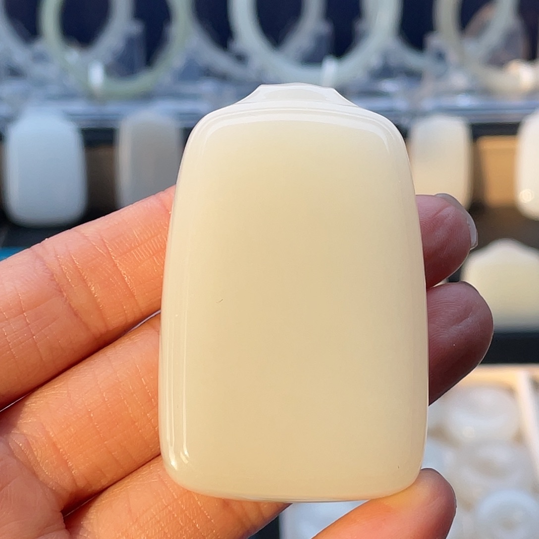 叶***和田玉未镶嵌颈饰