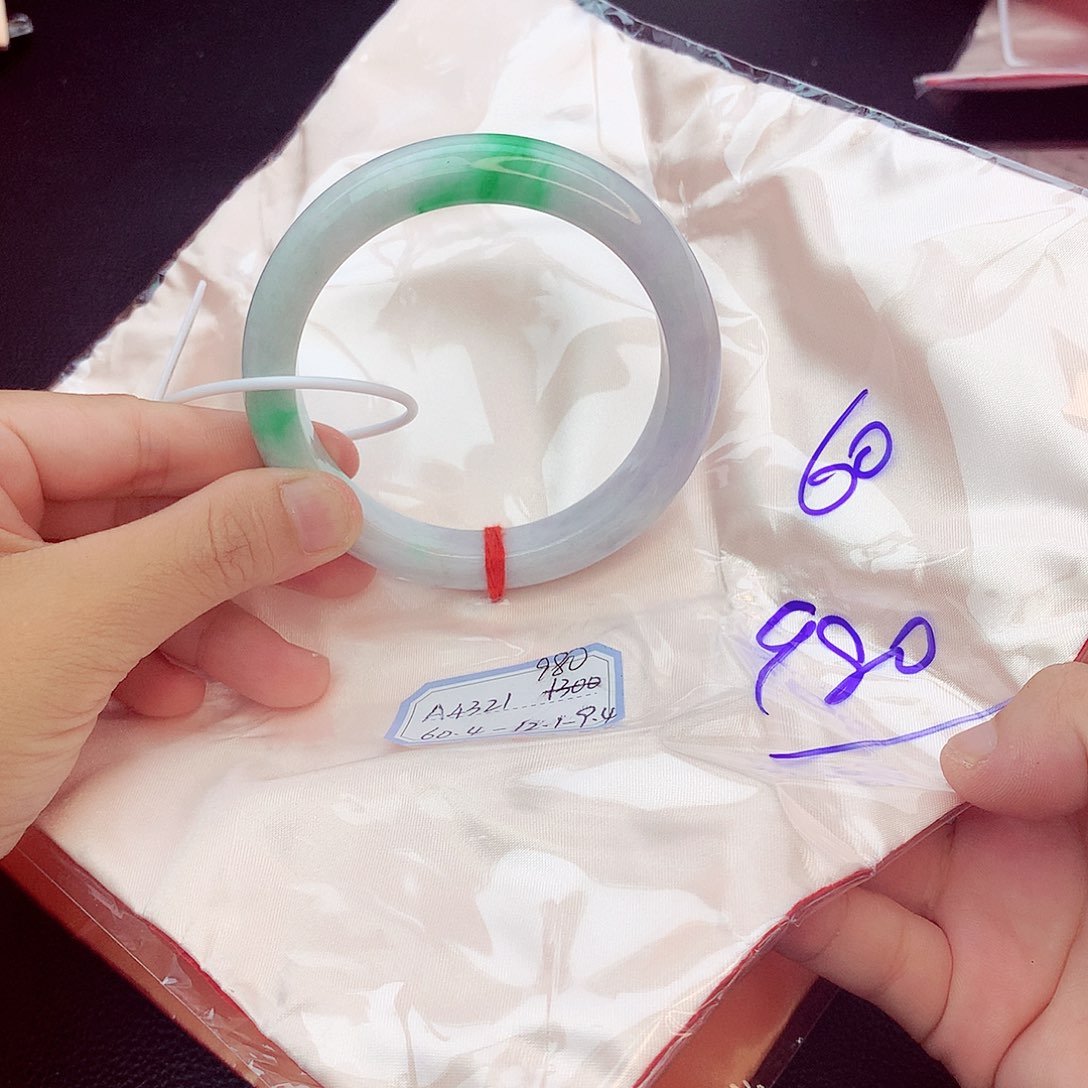 翡翠手镯未镶嵌翡翠
