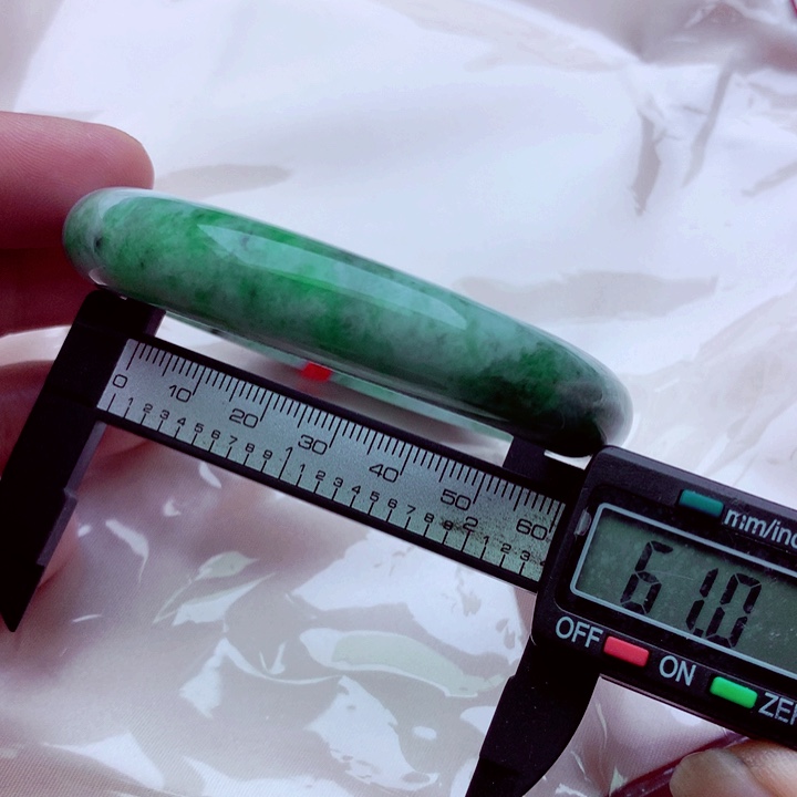 翡翠未镶嵌手镯…．．