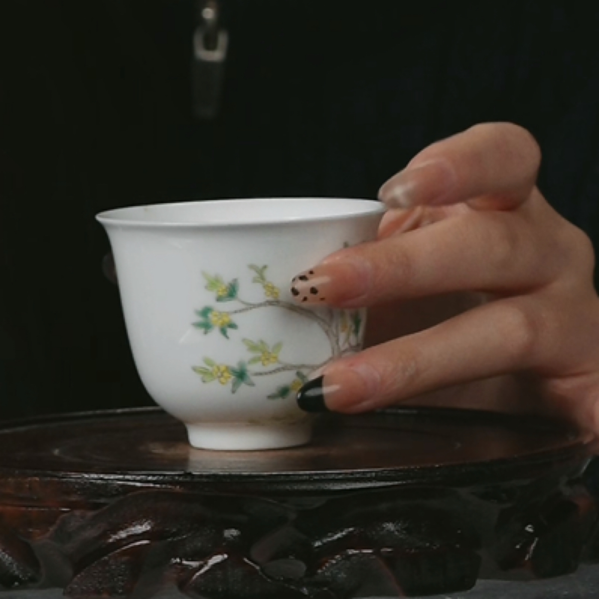 Y粉彩花卉诗题纹杯