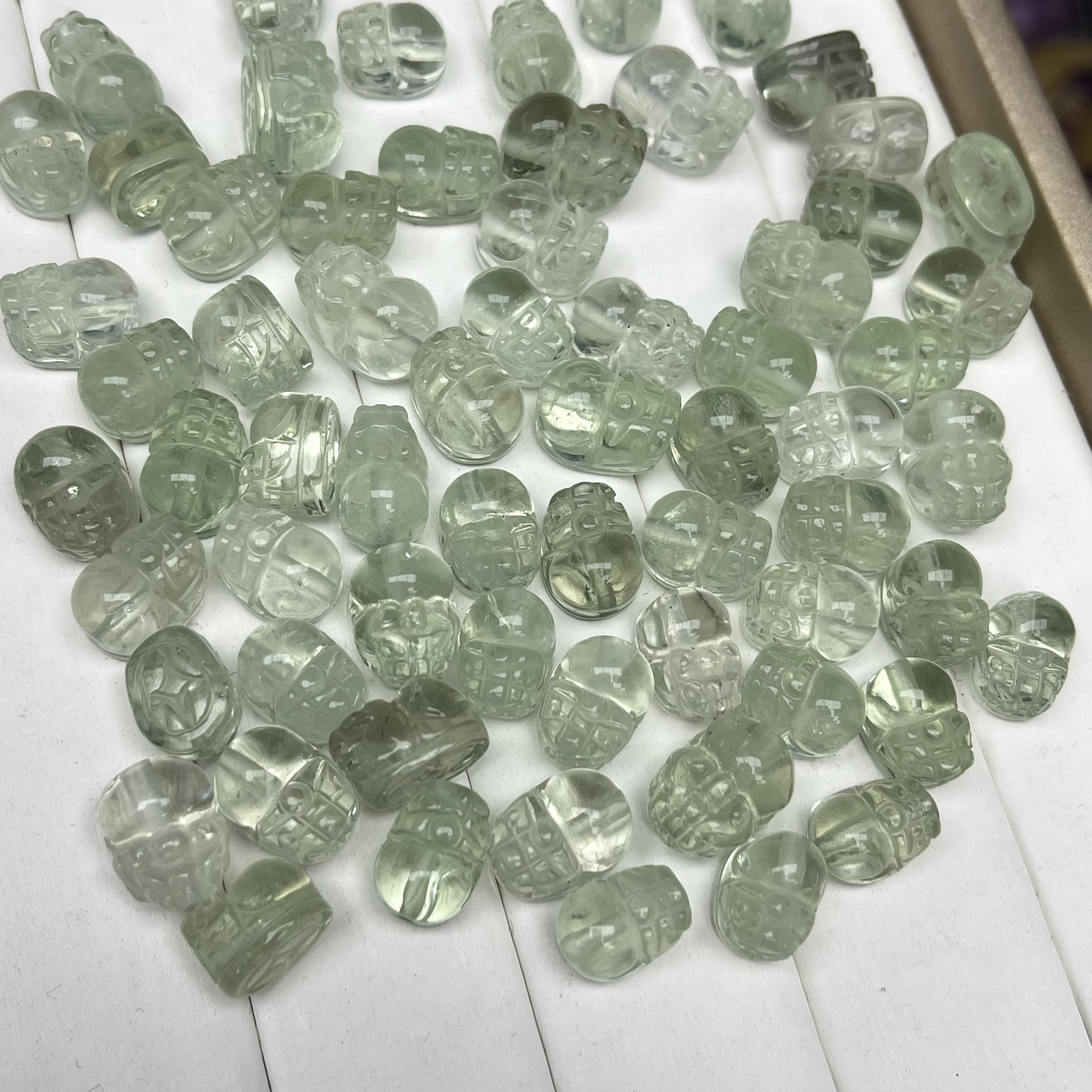 天然绿水晶貔貅一个约宽卡8-9mm+