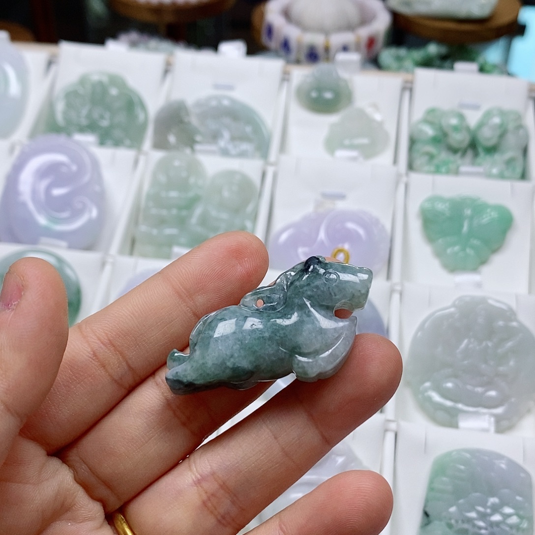 小***墩翡翠未镶嵌颈饰翡翠