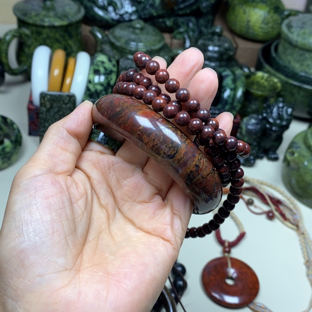 无***你未镶嵌蛇纹石玉红伊丁手镯加6毫米108颗