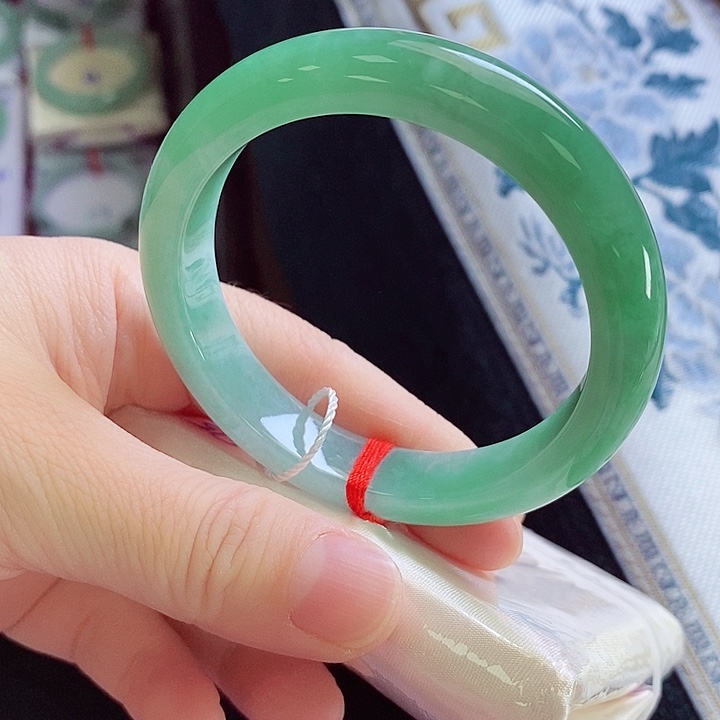 翡翠未镶嵌手镯54翠绿