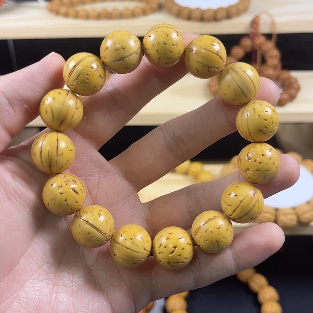 李***昀桃核吊坠盘锦奶油皮桃核圆珠光珠