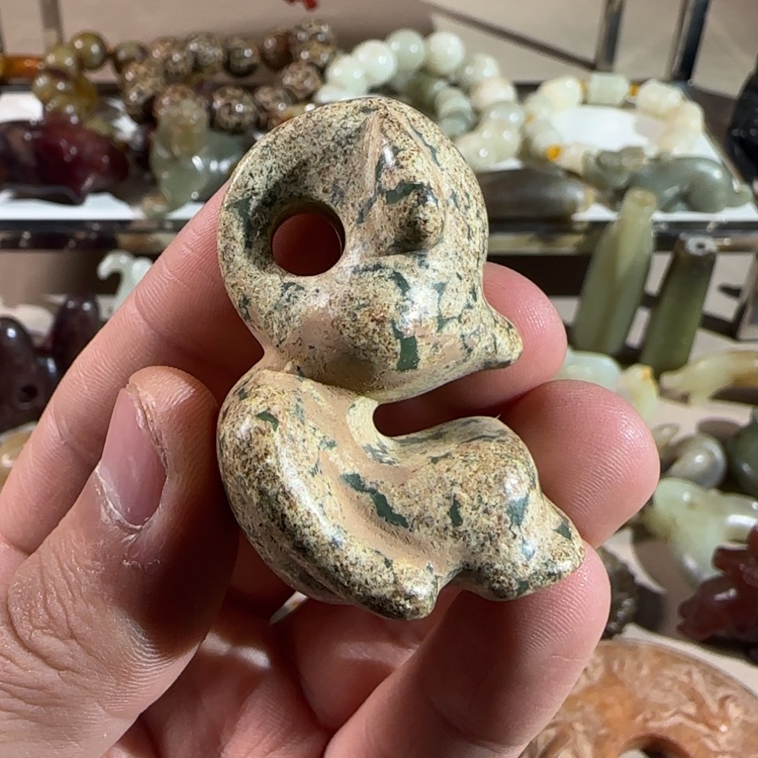 蛇纹石玉颈饰合金