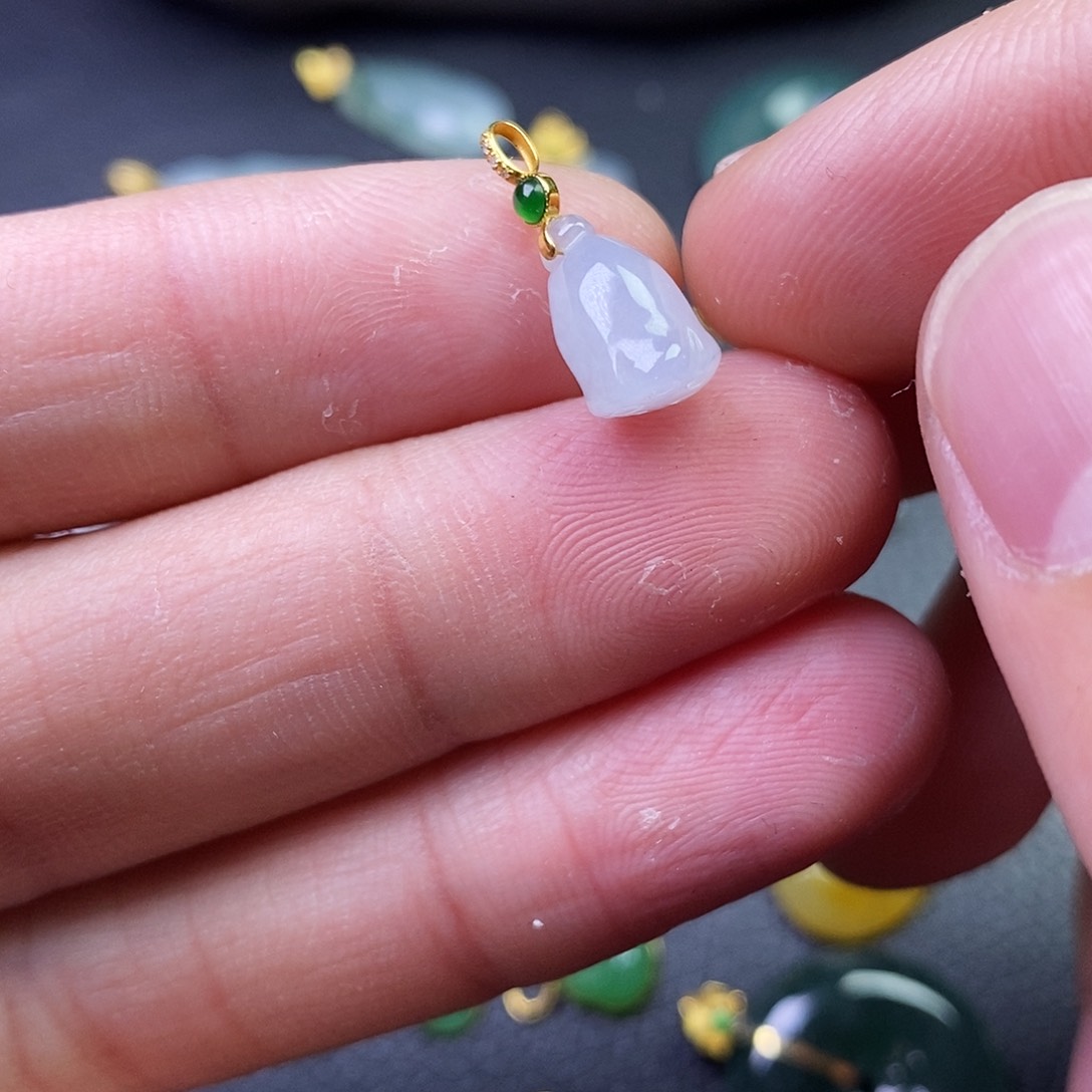 颈饰18K金镶嵌翡翠