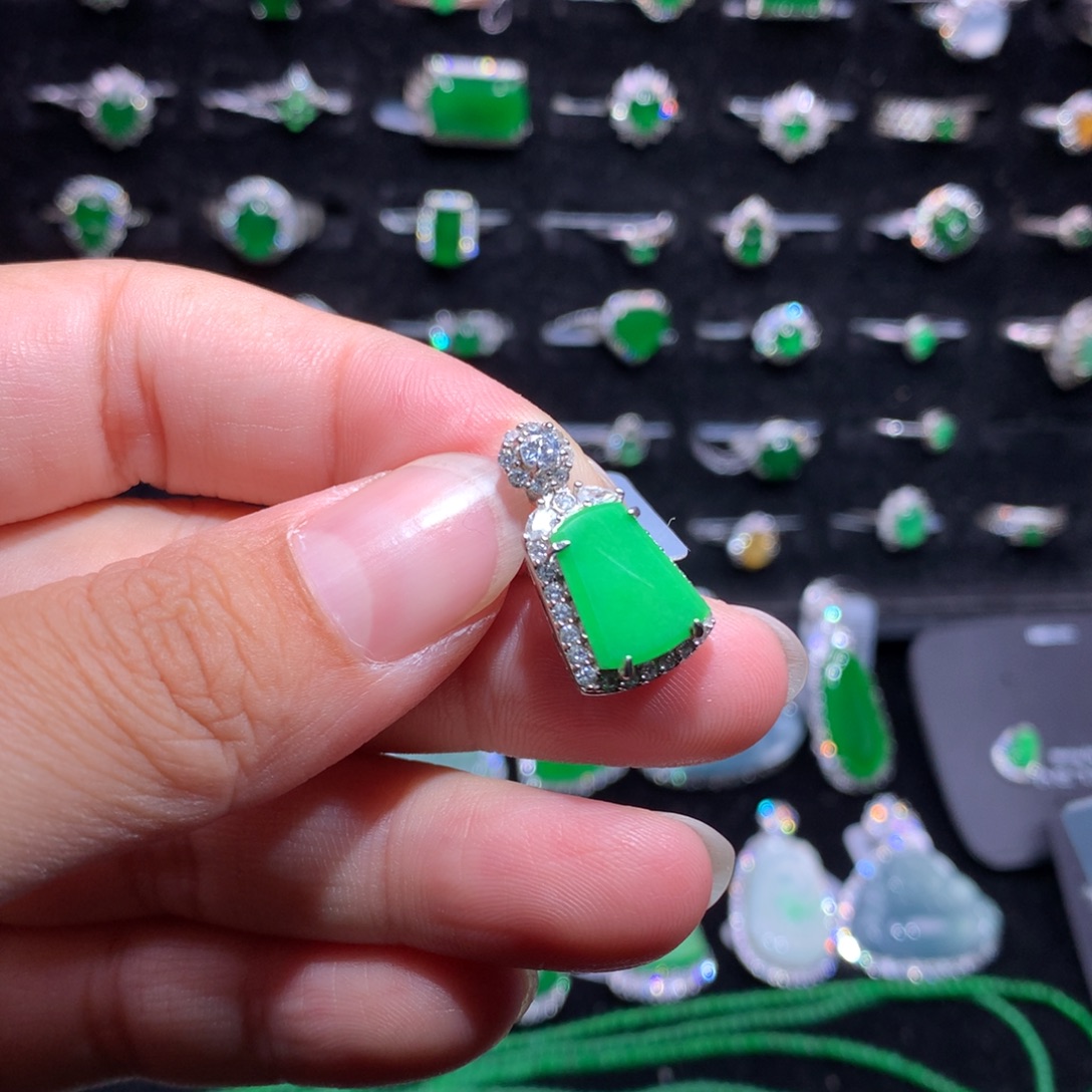 翡翠银S925镶嵌颈饰翡翠