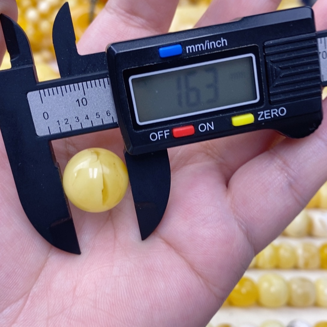 且***.琥珀未镶嵌珠宝奇石