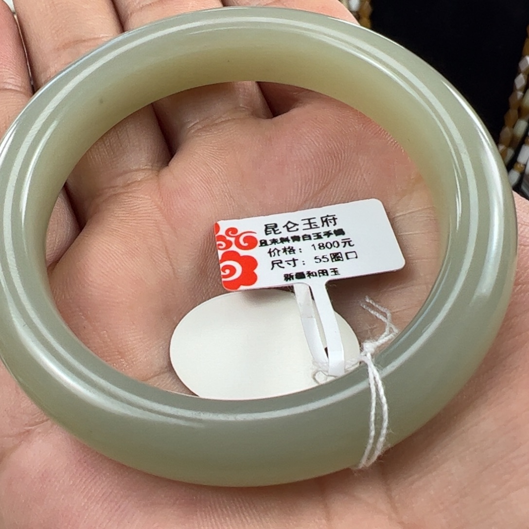 和田玉未镶嵌手镯且末料青白玉手镯