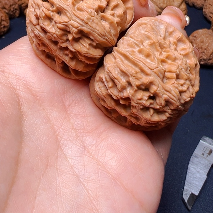 文玩核桃吊坠白狮子39