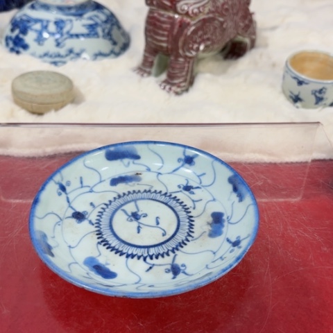 杭****宿一个亲花缠枝花卉赏盘