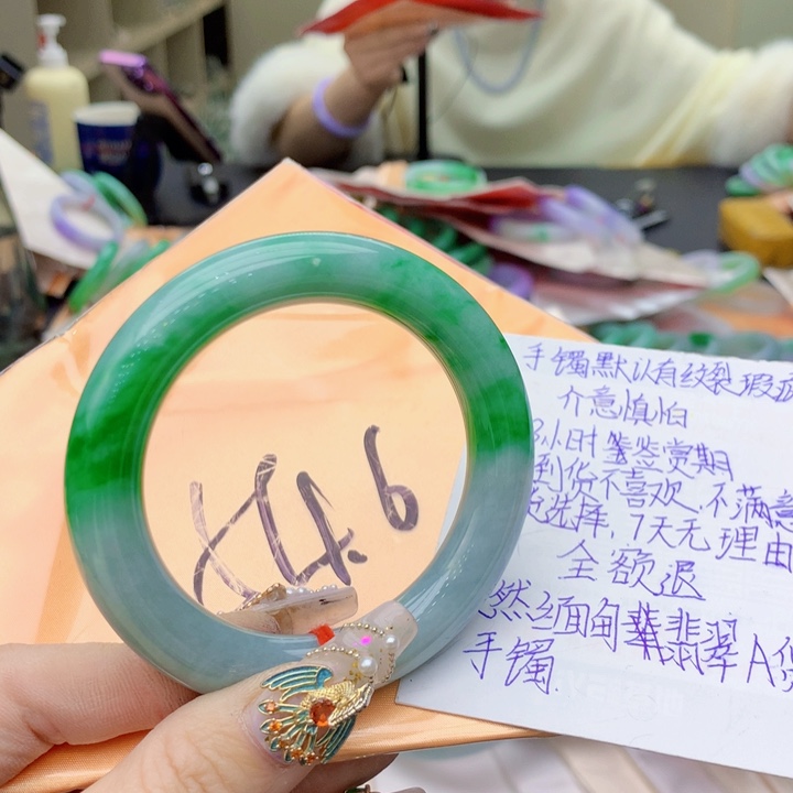 翡翠手镯未镶嵌翡翠手镯