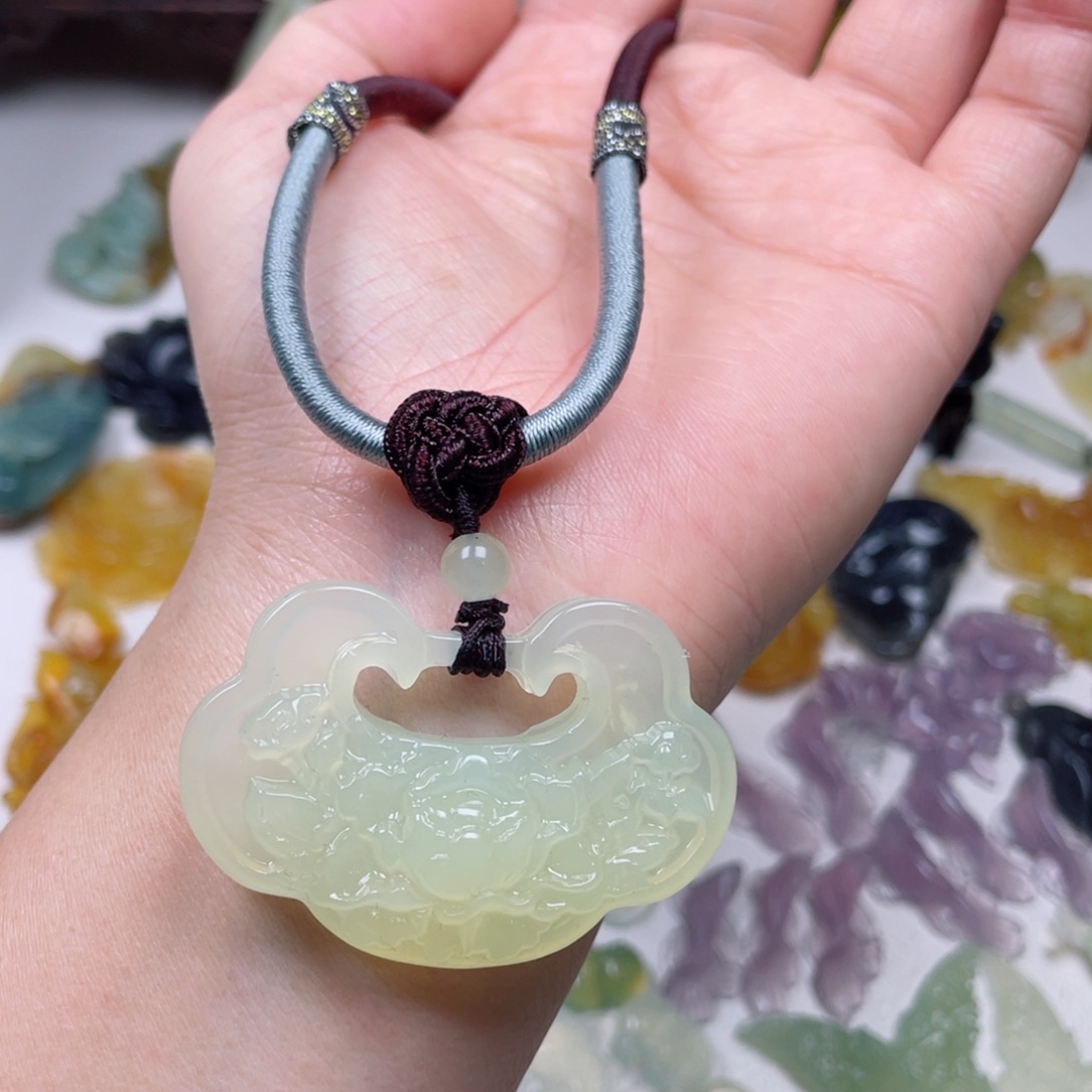 蛇纹石玉颈饰未镶嵌