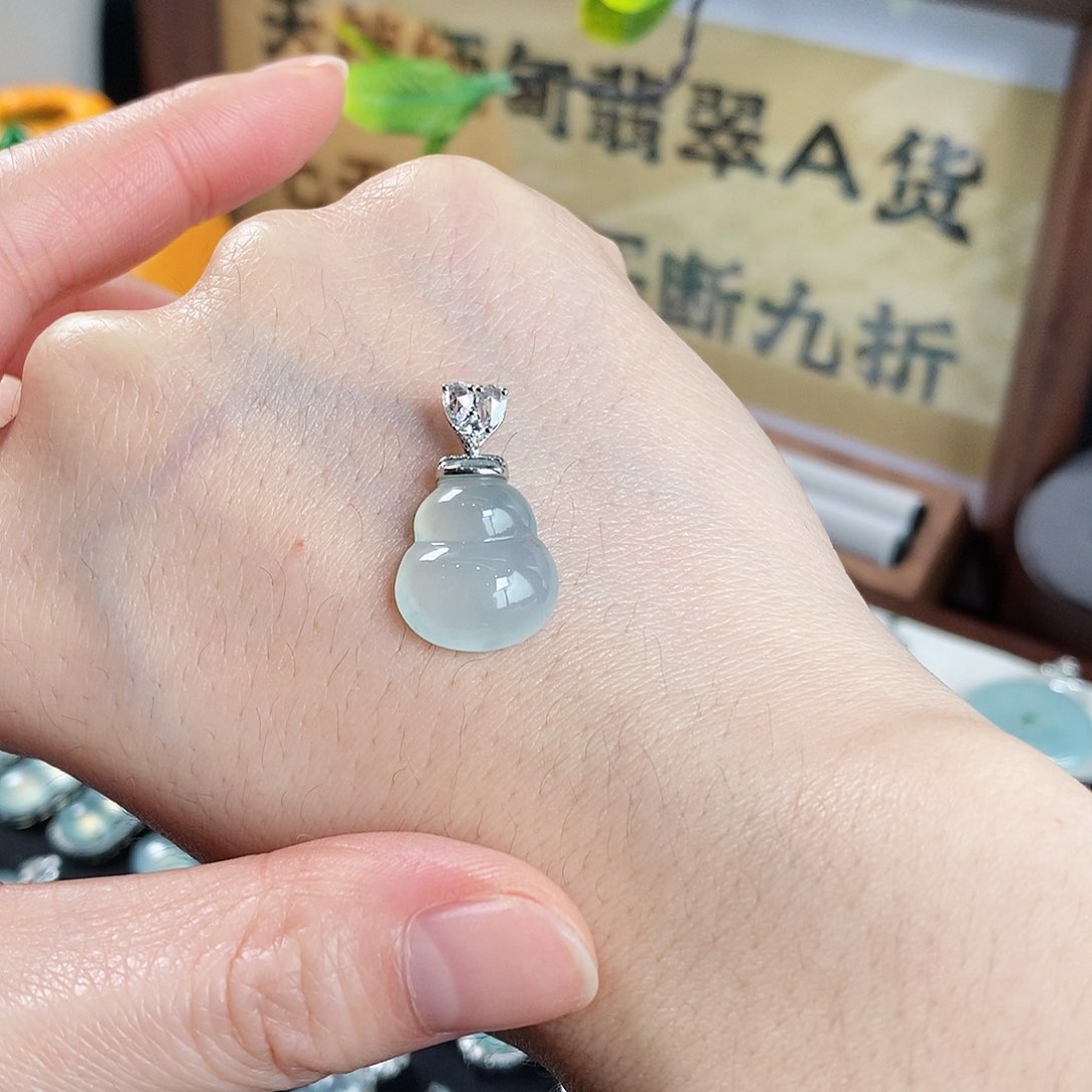 翡翠18K金镶嵌颈饰天然缅甸翡翠吊坠葫芦