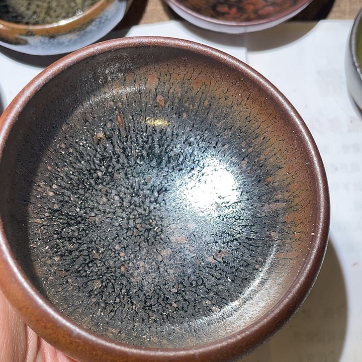 陶瓷马克杯带盖勺蜂蜜组合在脸上