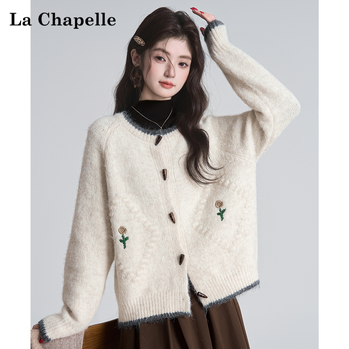 拉夏贝尔法式刺绣针织开衫女冬季2025新款休闲宽松显瘦牛角扣毛衣