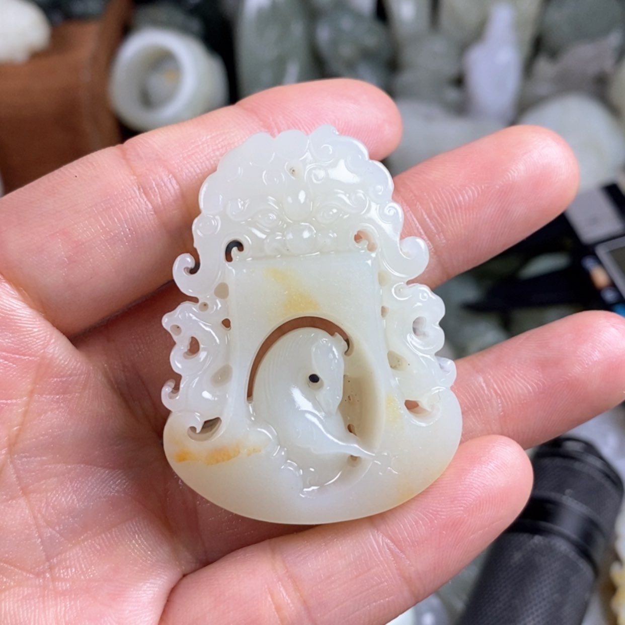 【闪购商品】和田玉未镶嵌挂件霸**人