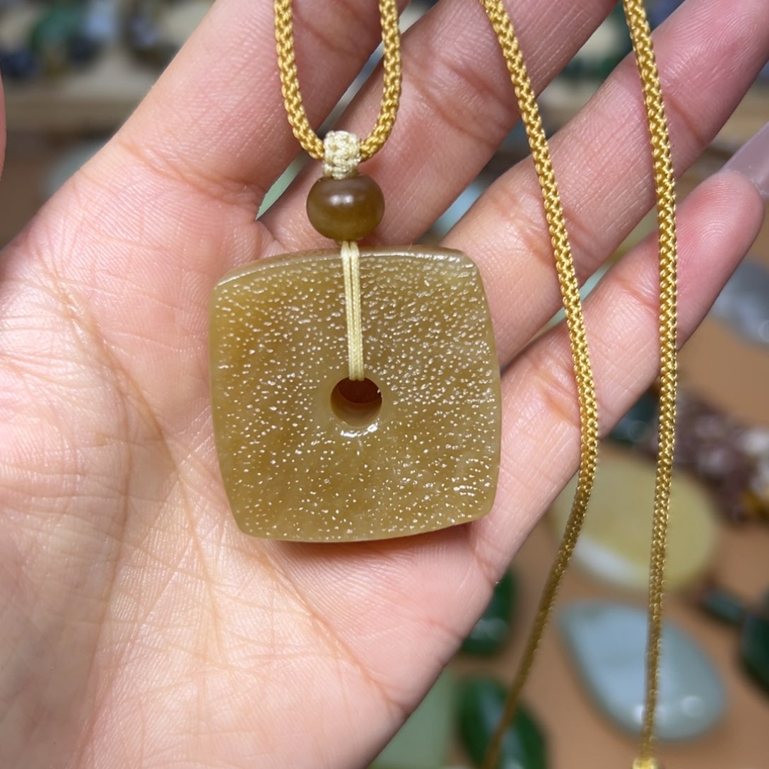 颈饰未镶嵌和田玉珈*