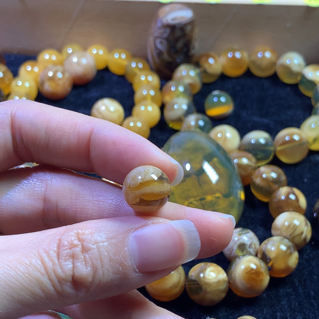 六***晴琥珀未镶嵌裸石金底蛋黄溶洞，打孔改动不退换