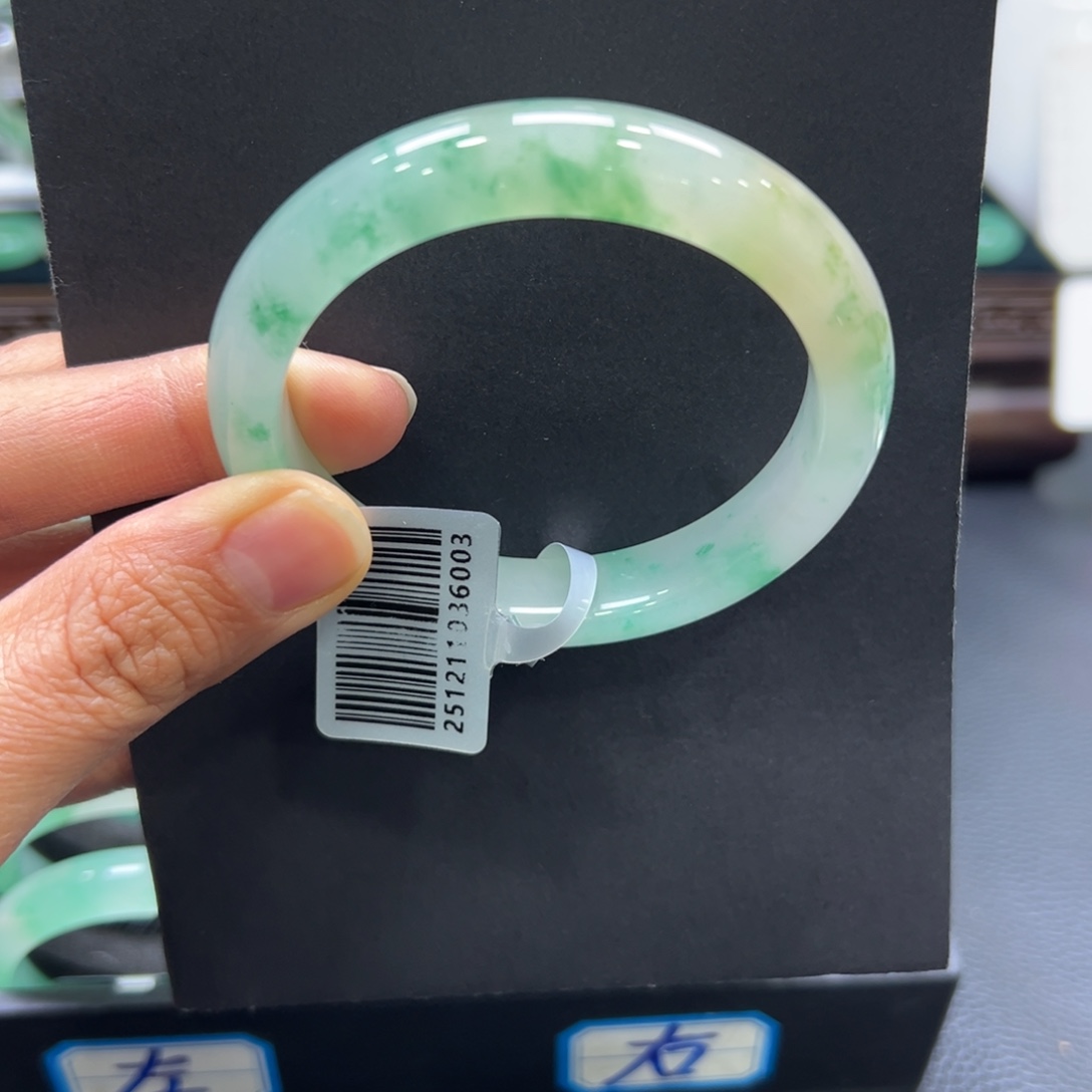 熙***子石英质玉未镶嵌手镯