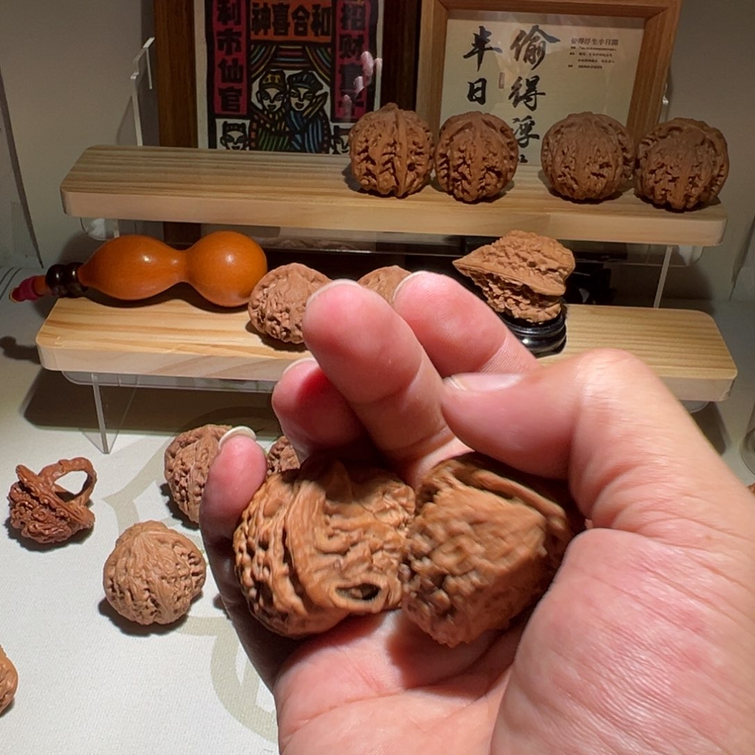 文玩核桃把件盐****奇白狮子半壁