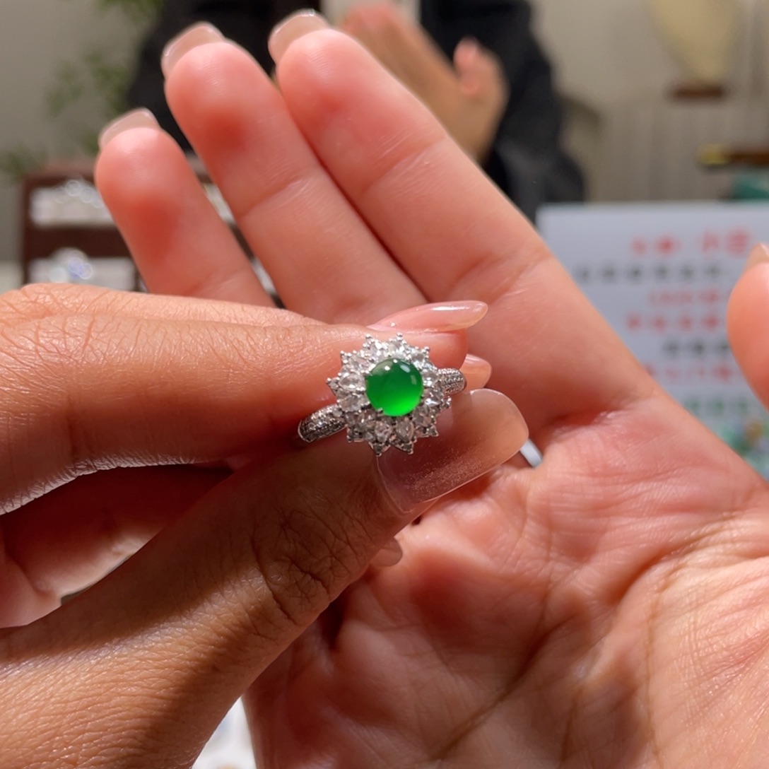 翡翠18K金镶嵌戒指浓阳绿蛋面戒指