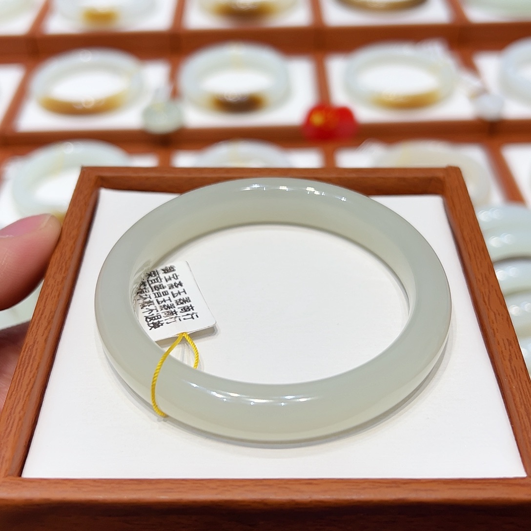 和田玉手镯未镶嵌钢板荔枝冻