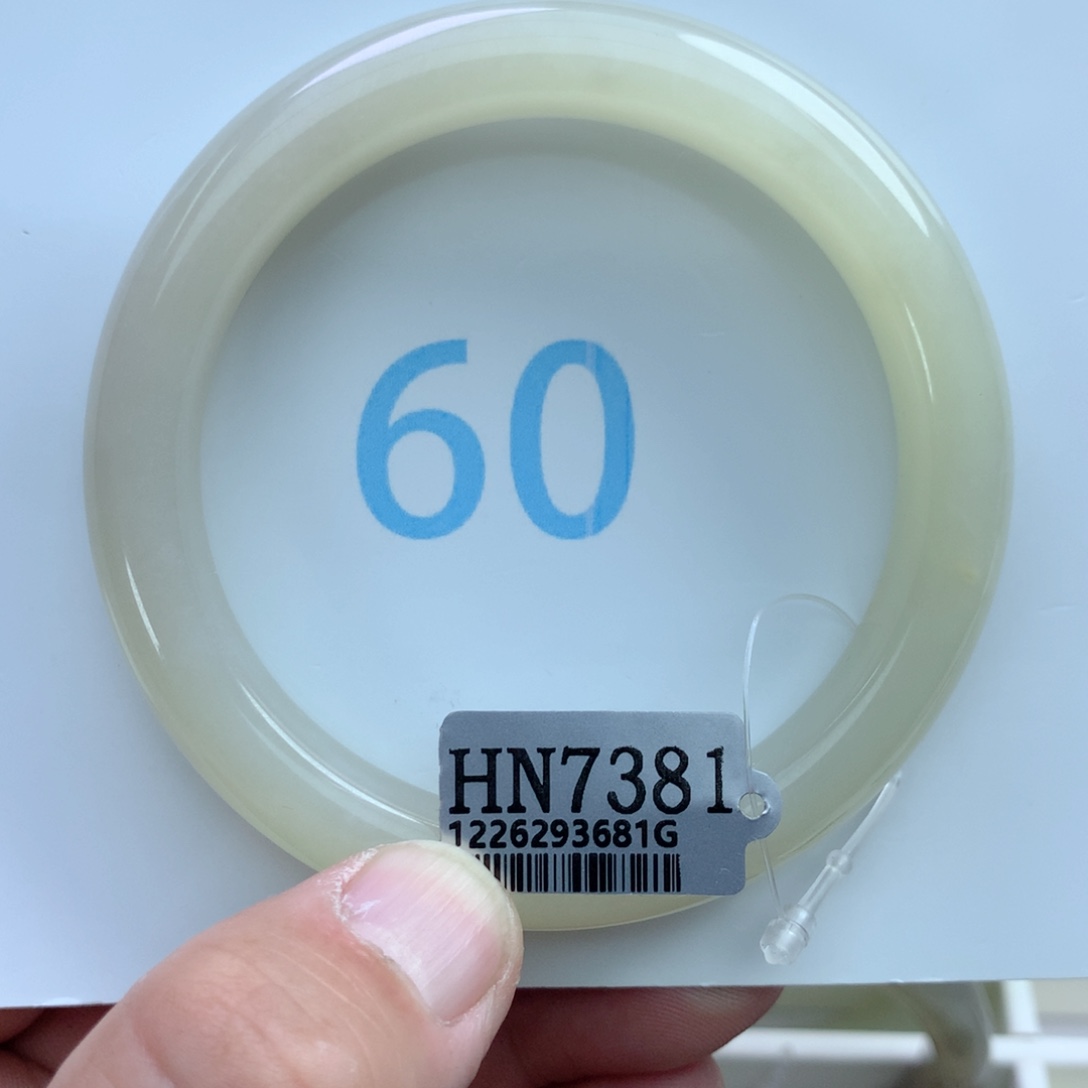 和田玉手镯未镶嵌土****?