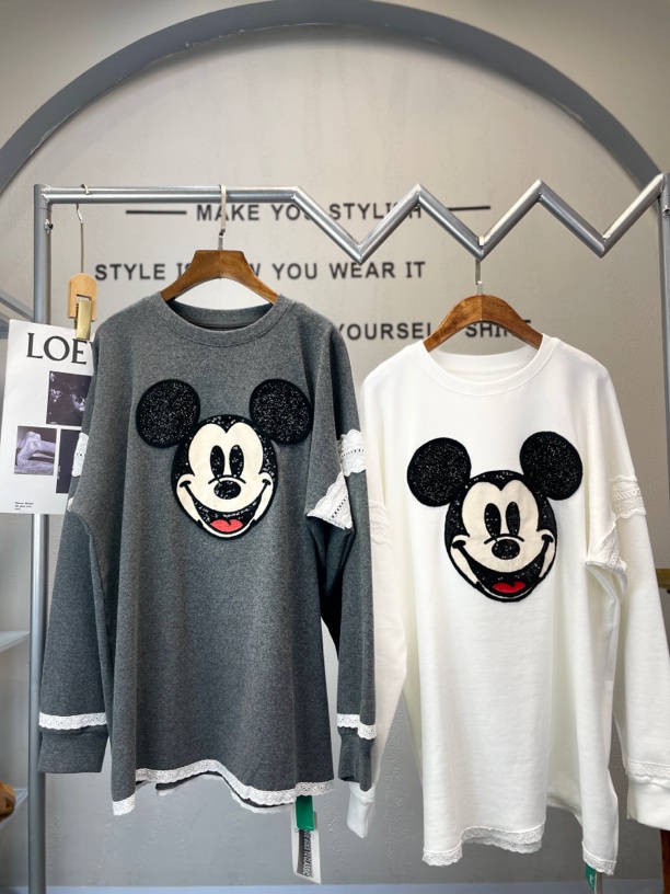 君家蕾丝双色卡通打底衫