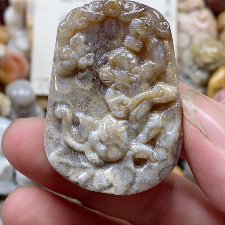 颈饰未镶嵌硅化珊瑚（珊瑚玉）有瑕