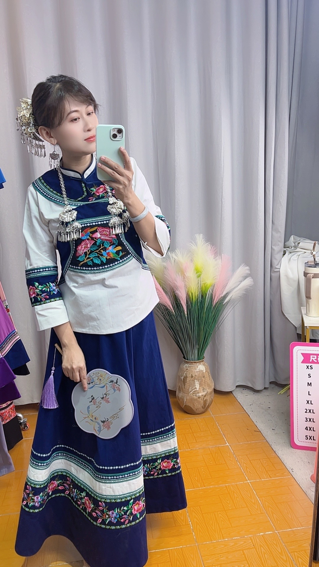 少数民族服装壮族布依族，白色藏青蓝色重工刺绣套装